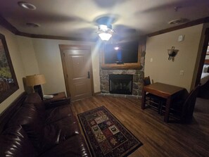 Living area - Peacful Deluxe 1-bedroom cabin (Gatlinburg)