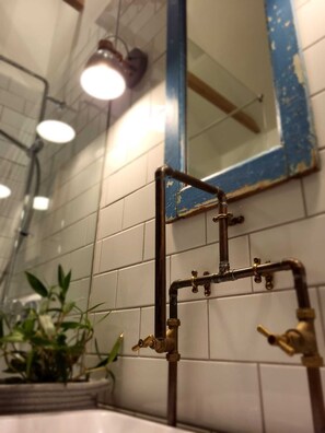 Shower, hair dryer, towels, soap - The Annex, Lostwithiel. Double Bed, Parking, Quiet. (Lostwithiel)