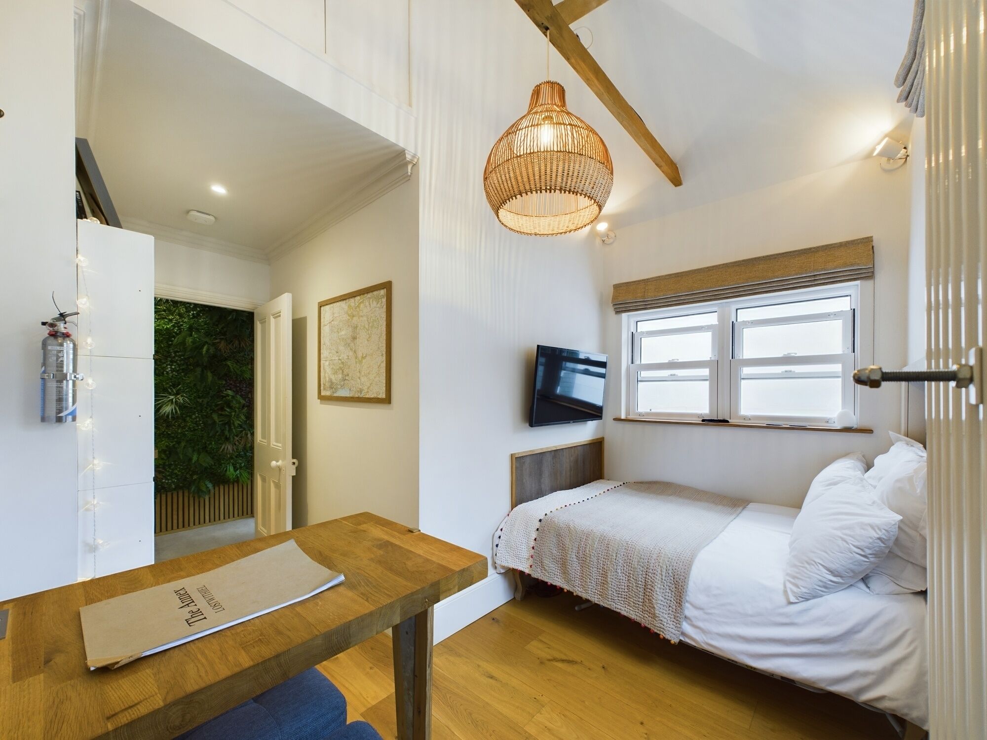 Tabla de planchar con plancha, wifi, ropa de cama