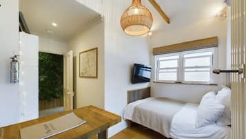 Tabla de planchar con plancha, wifi, ropa de cama