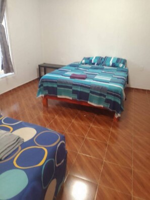 Quarto casal ou duplo básico | Escrivaninha, espaço de trabalho para notebook, Wi-Fi de cortesia