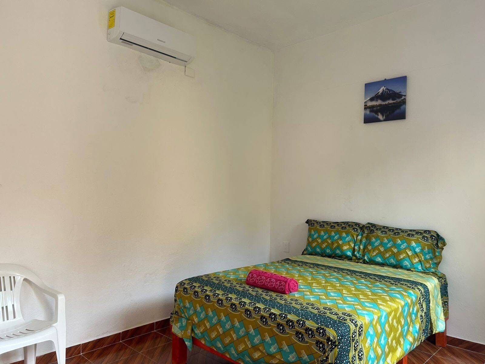 Quarto solteiro básico, vista para o jardim | Escrivaninha, espaço de trabalho para notebook, Wi-Fi de cortesia