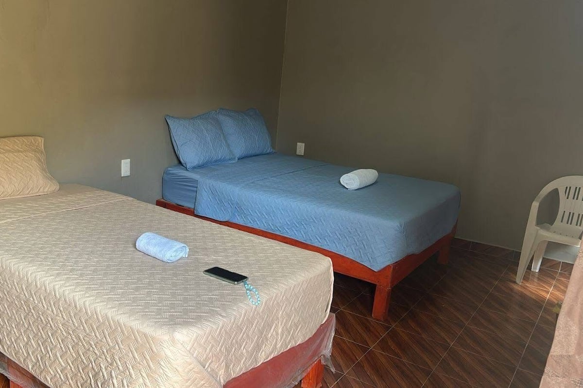 Quarto casal ou duplo básico | Escrivaninha, espaço de trabalho para notebook, Wi-Fi de cortesia