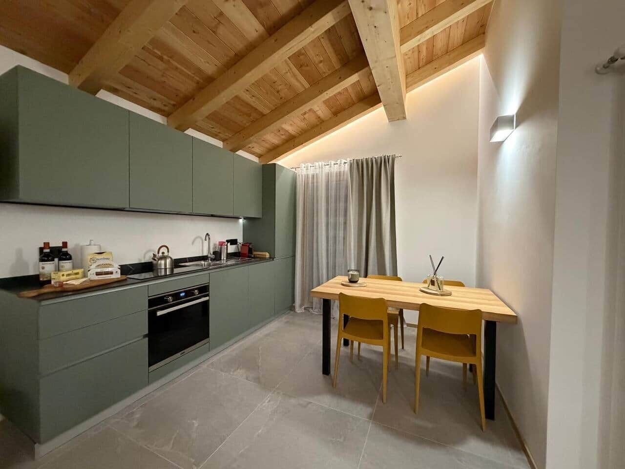 Frigorifero, forno, piano cottura, lavastoviglie