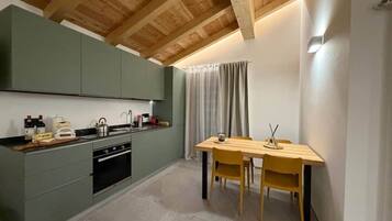 Frigorifero, forno, piano cottura, lavastoviglie