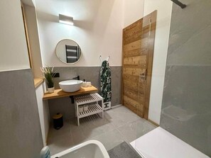 淋浴設備、風筒、坐浴桶、提供毛巾