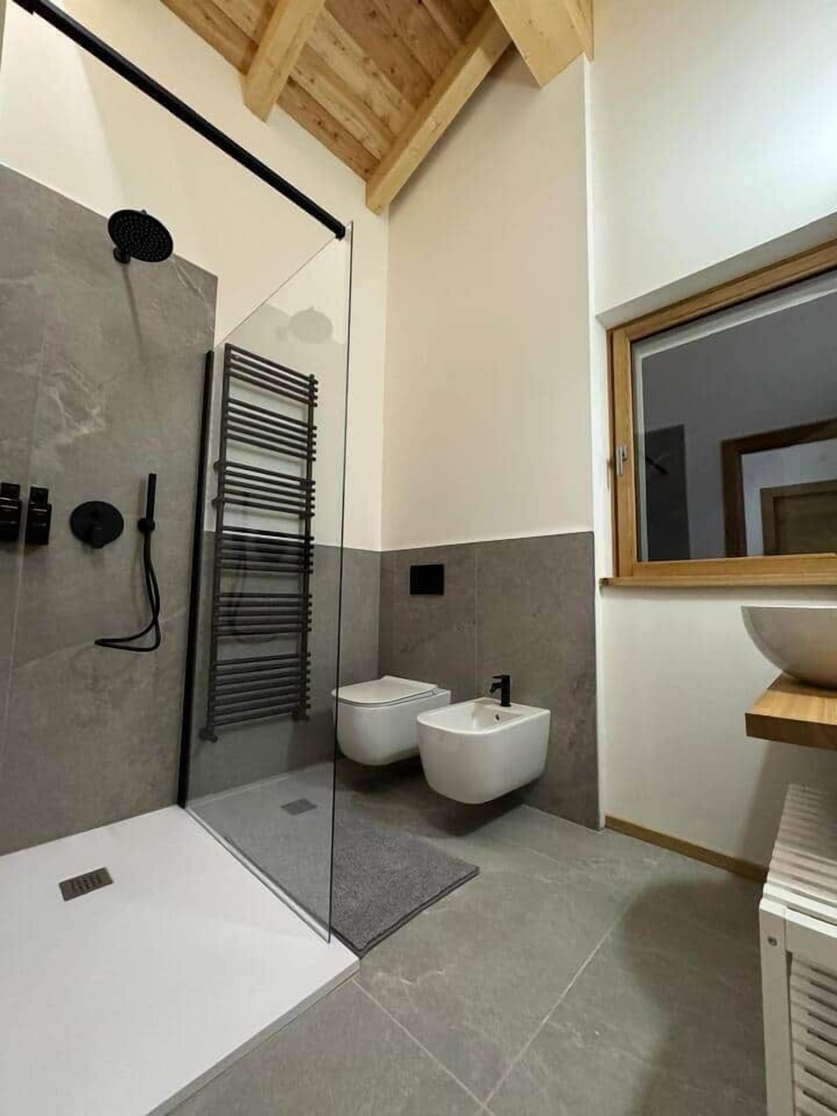 Douche, sèche-cheveux, bidet, serviettes fournies