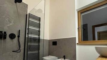 Douche, sèche-cheveux, bidet, serviettes fournies
