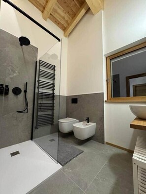 Bruser, hårtørrer, bidet, håndklæder