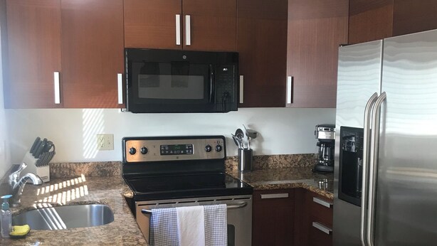 Private kitchen - 1 bedroom condo walking distance to OHSU, close to VA, hiking trails! (Portland)