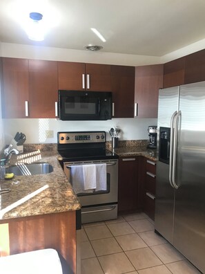 Private kitchen - 1 bedroom condo walking distance to OHSU, close to VA, hiking trails! (Portland)