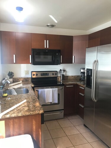 1 bedroom condo walking distance to OHSU, close to VA, hiking trails!