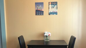 Dining - 1 bedroom condo walking distance to OHSU, close to VA, hiking trails! (Portland)