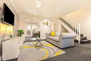 TV - Threadgold|4 Bedroom Home|Sleeps 8 Guests|4 Beds|Leicester (Leicester)