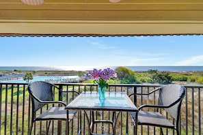 Outdoor dining - Direct Oceanfront condo with Amazing view of the ocean! Newly Remodeled! (Hilton Head Island)
