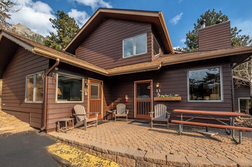 Great Lodge for family or groups - sleeps up to 7!  Very close to RMNP!