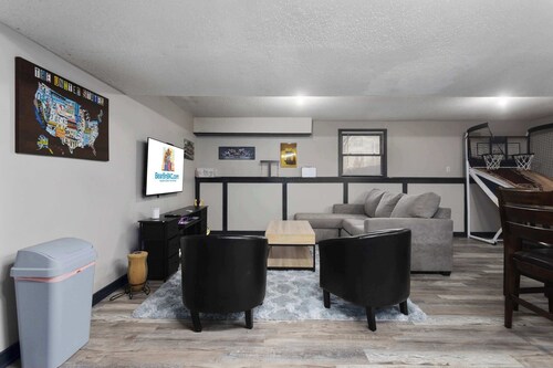 Spacious Home_Sleeping14_5KingBeds_Game Room