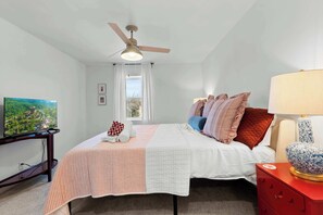 2 bedrooms, iron/ironing board, travel cot, WiFi - The Diet Coke House_Soda Fountain_Sleeps8_Games (Overland Park)
