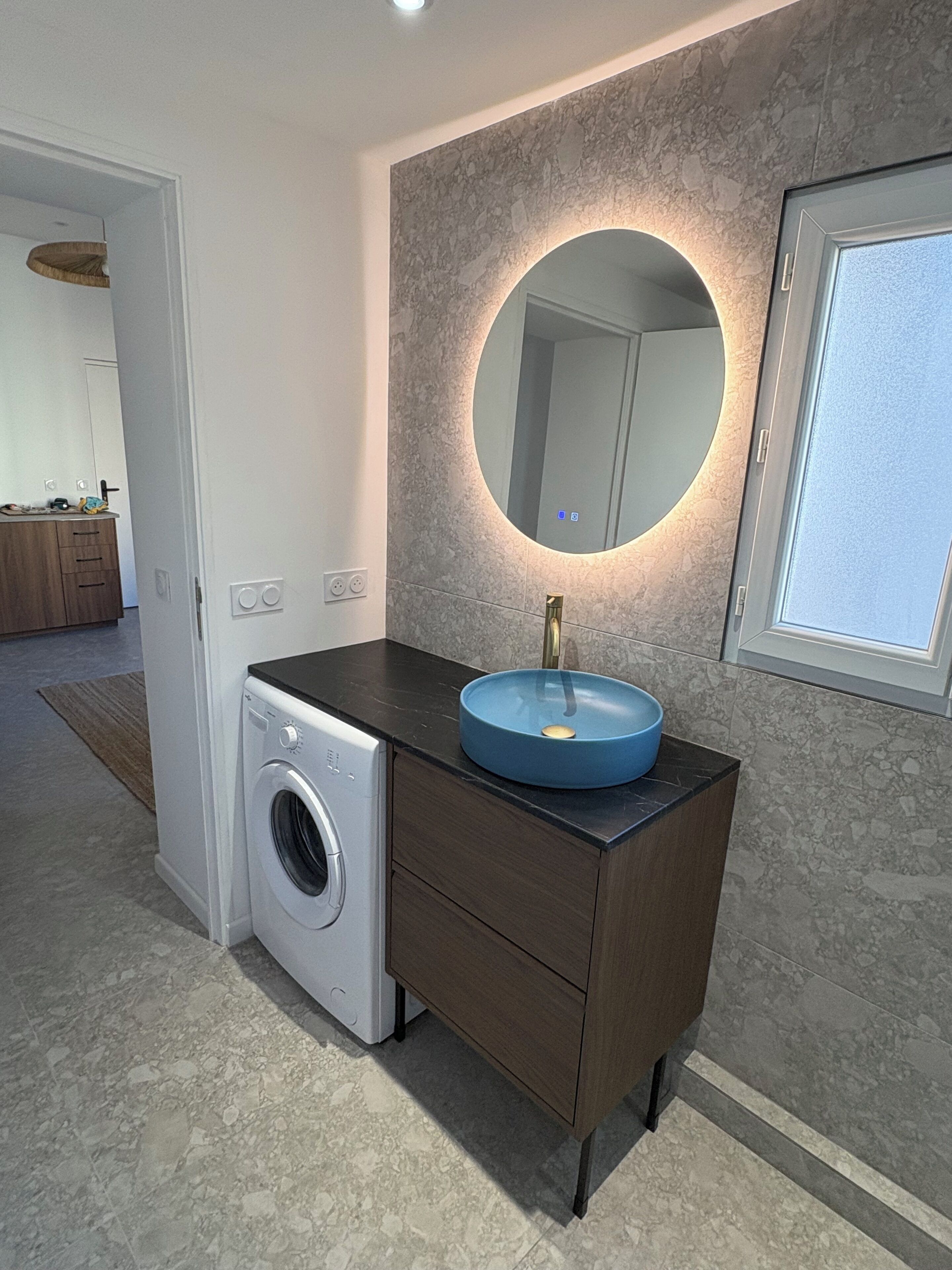 Ducha, toallas, jabón y papel higiénico