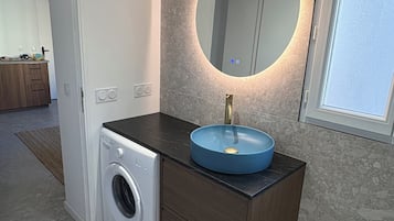 Ducha, toallas, jabón y papel higiénico