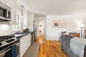 Private kitchen - Sellwood Perfection, Superb 1-bedroom apartment with AC in vibrant neighborhood (Portland)