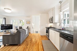 Private kitchen - Sellwood Perfection, Superb 1-bedroom apartment with AC in vibrant neighborhood (Portland)