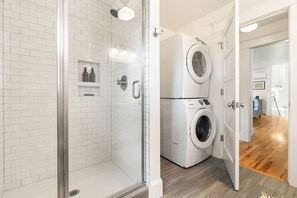Shower, hair dryer, towels, soap - Sellwood Perfection, Superb 1-bedroom apartment with AC in vibrant neighborhood (Portland)