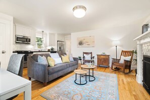 Living area - Sellwood Perfection, Superb 1-bedroom apartment with AC in vibrant neighborhood (Portland)