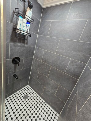 Shower, towels, toilet paper - Cozy 2-bedroom house in gorgeous Yonkers with AC (Yonkers)