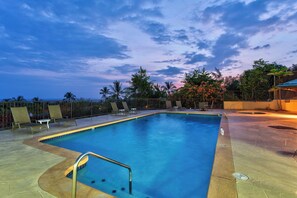 Pool - Beautiful Ocean View 3-bedroom condo with AC in soothing Kailua-Kona (Kailua-Kona)