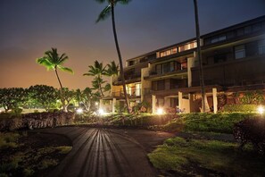 Exterior - Beautiful Ocean View 3-bedroom condo with AC in soothing Kailua-Kona (Kailua-Kona)