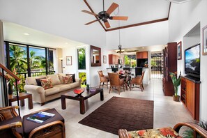 TV - Beautiful Ocean View 3-bedroom condo with AC in soothing Kailua-Kona (Kailua-Kona)