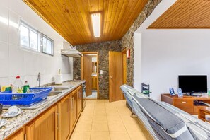 Interior - Goat's Retreat (São Mateus)