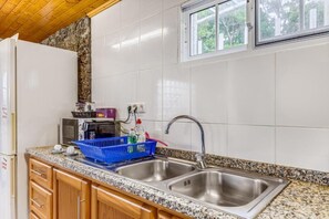 Coffee/tea maker, fridge, microwave, oven - Goat's Retreat (São Mateus)