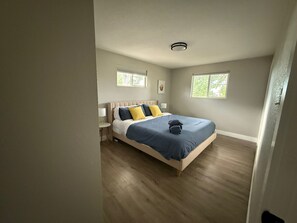4 habitaciones, tabla de planchar con plancha, wifi y ropa de cama