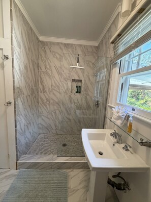 Shower, towels, soap, toilet paper - Serene country home in charming Volcano Village near the Volcano National Park. (Volcano)