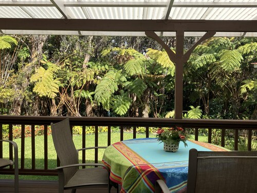 Serene country home in charming Volcano Village near the Volcano National Park.