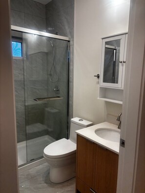 Shower, hair dryer, towels, soap - New 2BR Garden Suite with AC and private patio (Burnaby)