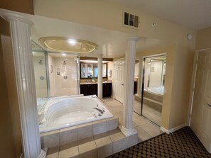 Dusche, Whirlpool, umweltfreundliche Kosmetikartikel, Haartrockner