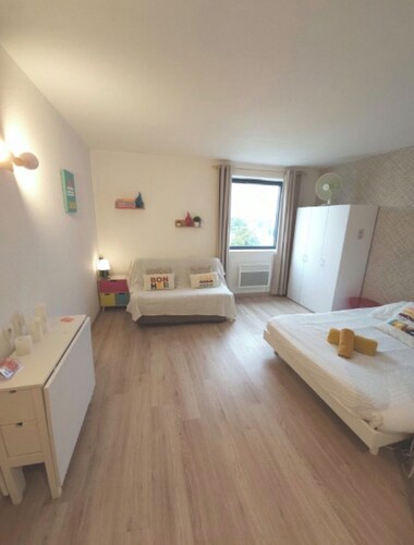 Modern Studio – Steps from Futuroscope, Aquascope & Arena