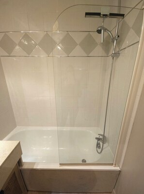 Serviettes fournies, savon, papier toilette