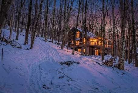 Exterior. ALPINE LAKE BASECAMP: 4 Season mtn Escape with Lake Access, Game Room & Firepit