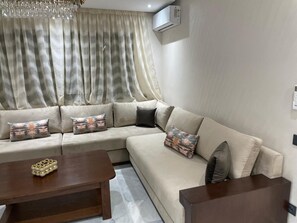 Living area - 2-bedroom apartment in peaceful Salé with air conditioning (Salé)