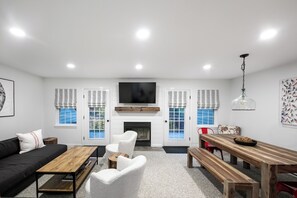TV, fireplace - RENOVATED JIMINY PEAK MOUNTAINSIDE CONDO
Designer Interiors • Walk to Slopes (Hancock)