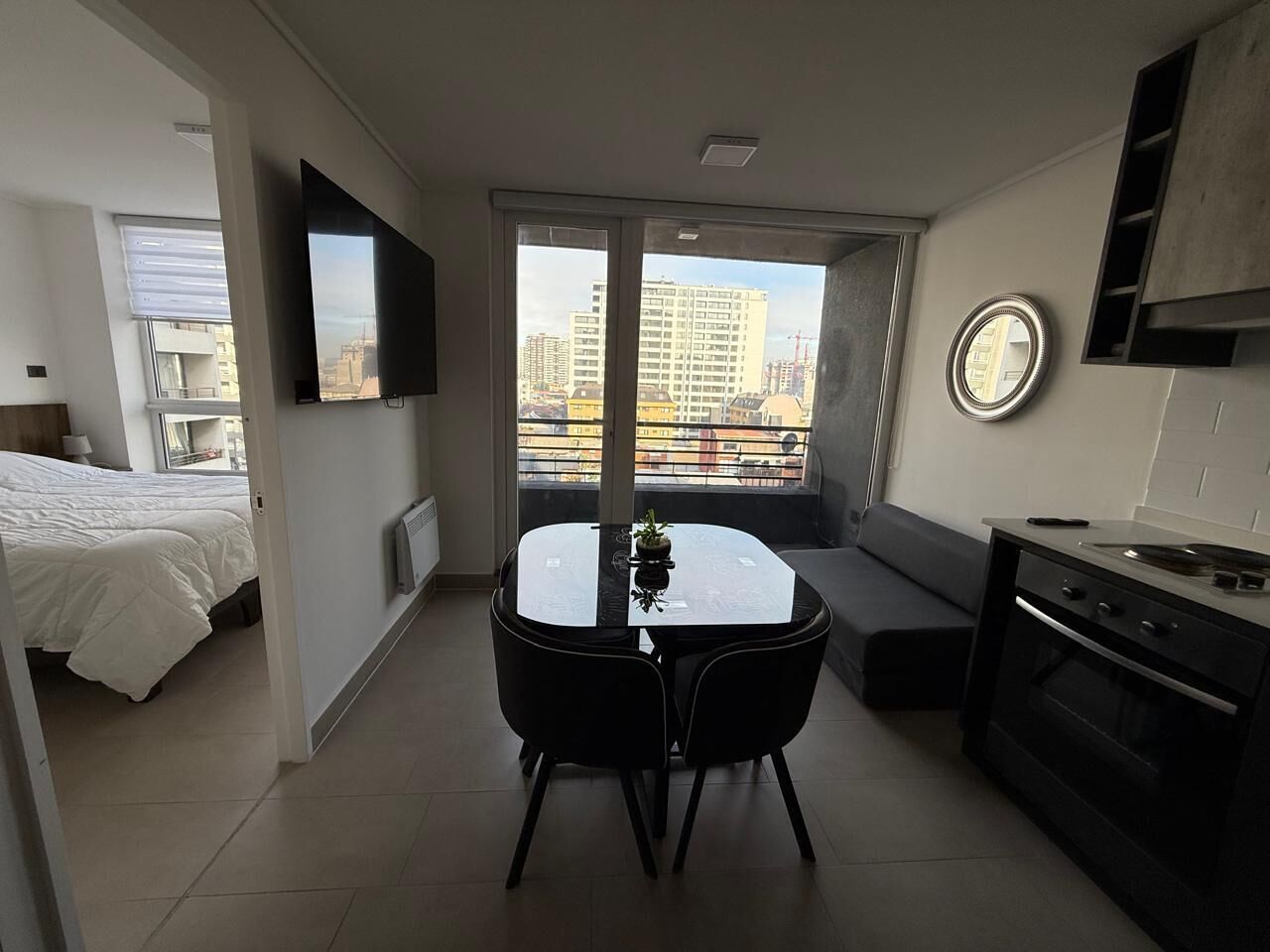 Een strijkplank/strijkijzer, wifi, beddengoed