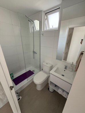 مجففات شعر، مناشف، صابون، ورق حمّام