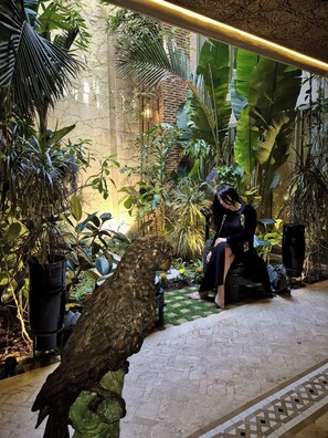 المنشأة من الداخل