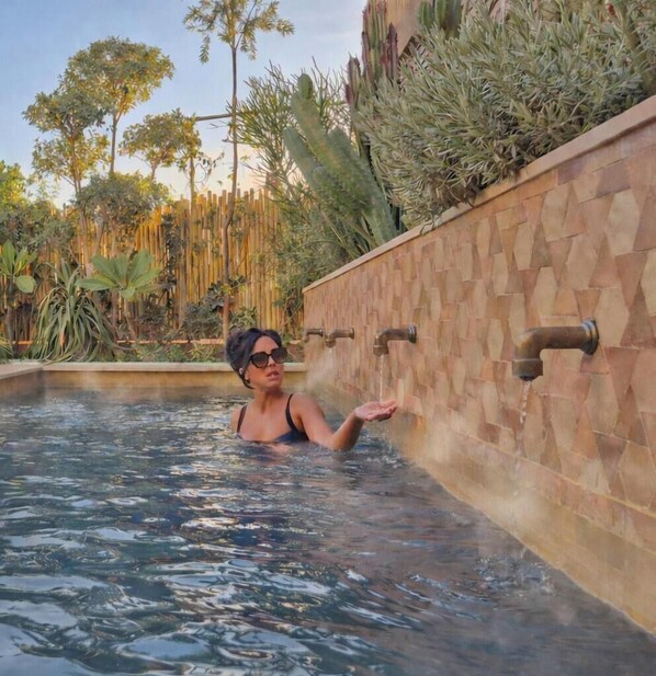 حمام سباحة خارجي