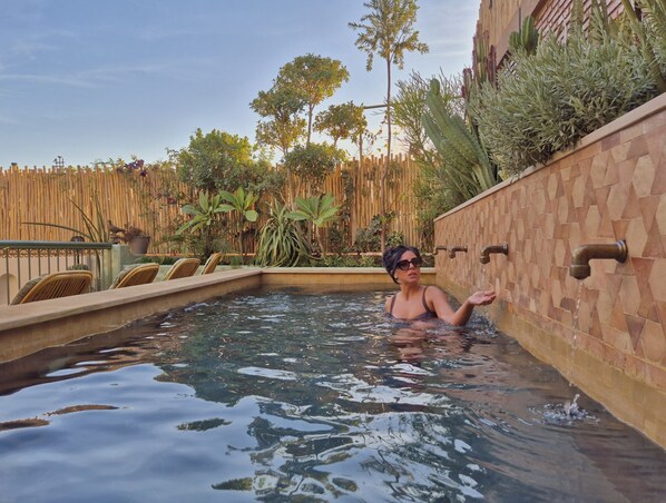 حمام سباحة خارجي