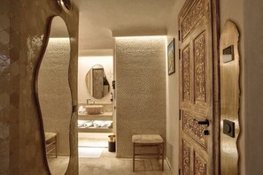 تجهيزات دش، مجففات شعر، مناشف، صابون